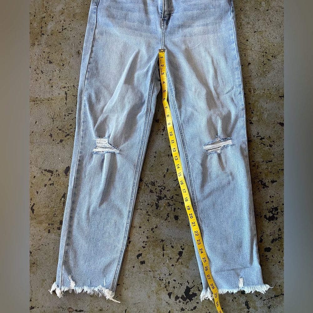 NWOT Cello Light Blue Distressed Women’s Mom Jeans Size 11 - Picture 4 of 7